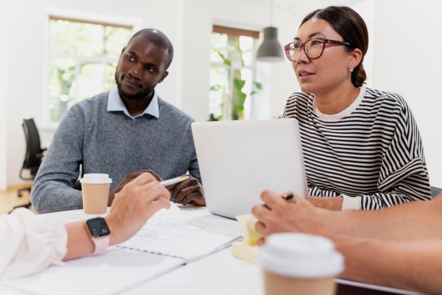 Finanzanalyse-Arbeitsplatz mit Berichten und Dokumenten