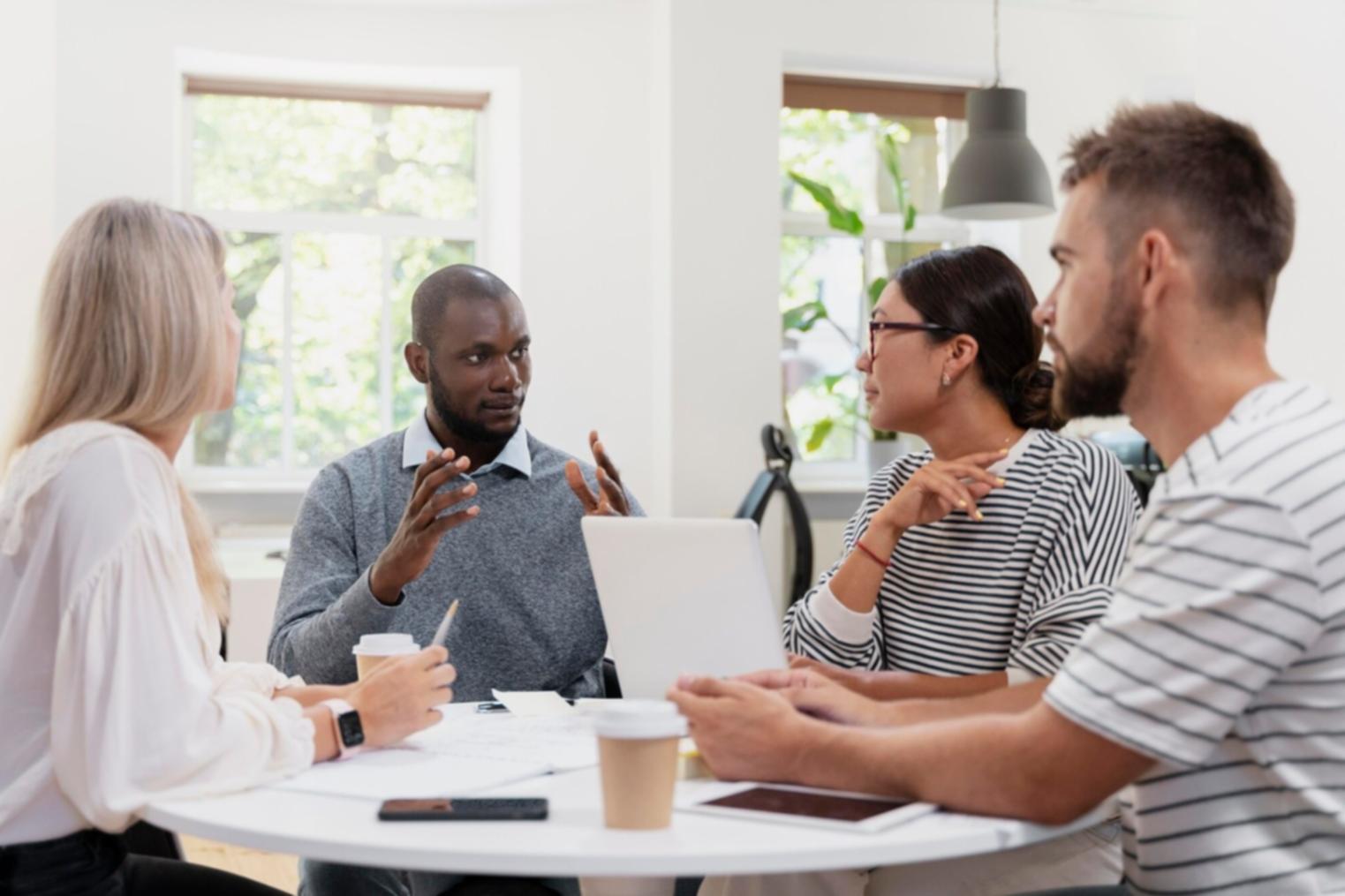 Arbeitsplatz mit Finanzunterlagen und Laptop